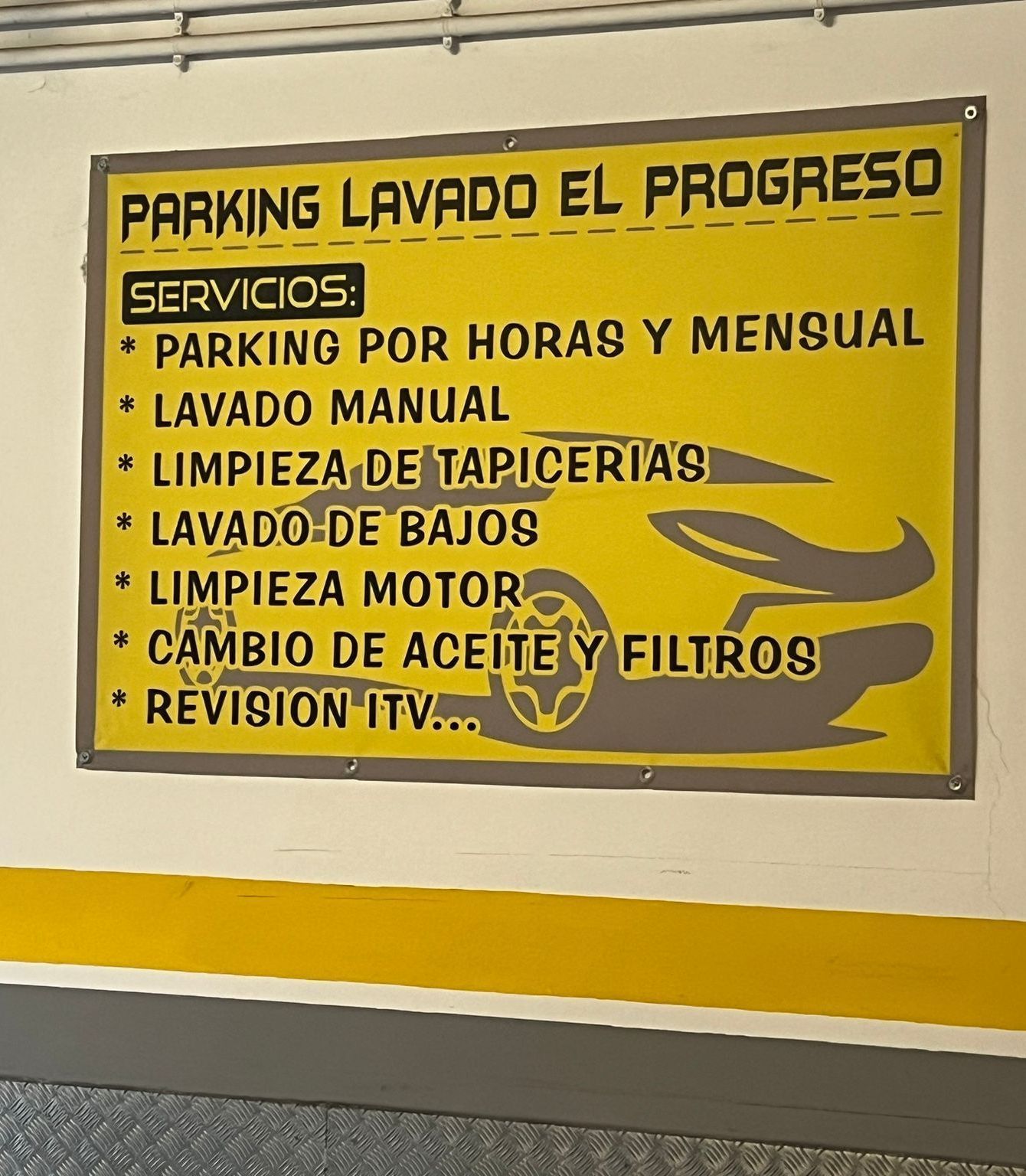 Un cartel en una pared que dice estacionamiento lavado el progreso
