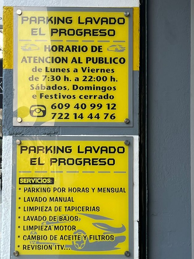 Un cartel que dice estacionamiento lavado el progreso.