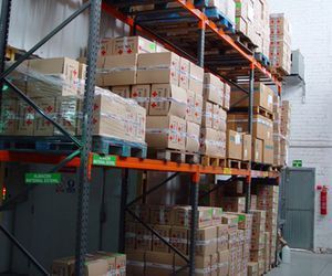 Estanterías de almacén repletas de cajas de cartón sobre palets.