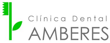 Un logotipo para una clínica dental con un cepillo de dientes y una hoja.