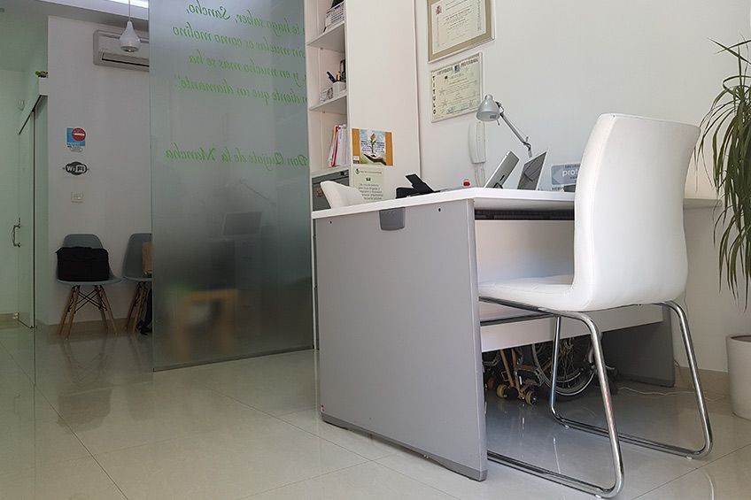 Hay un escritorio y una silla en el medio de la habitación.