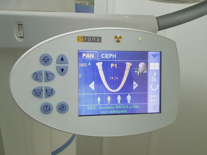 Una máquina dental tiene una pantalla que dice