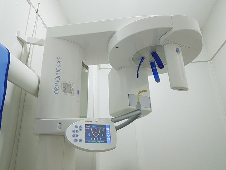 Una máquina de rayos X dental está en una habitación.