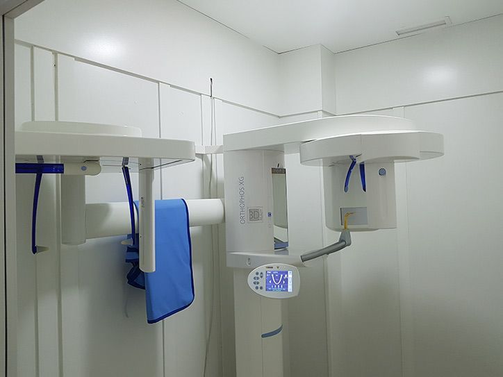 Hay una máquina de rayos X dental en la habitación.