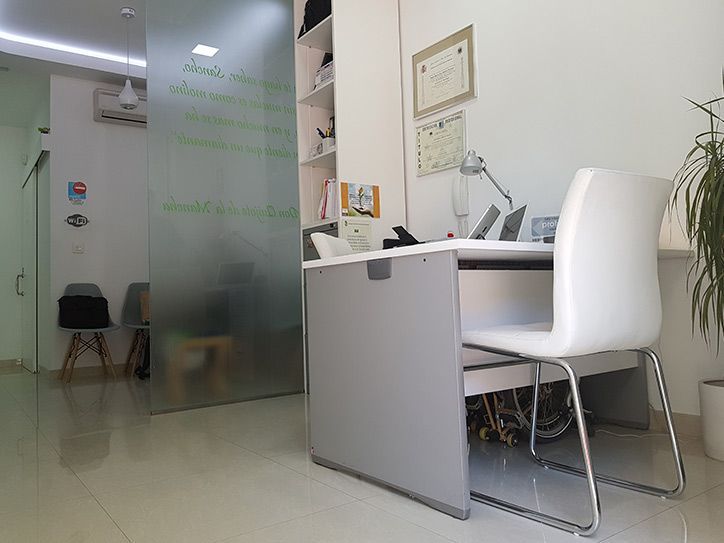 Hay un escritorio y una silla en el medio de la habitación.
