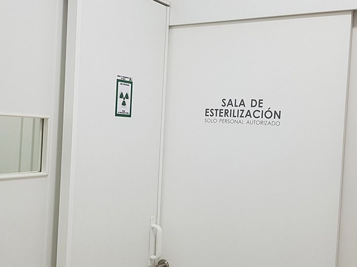 Una puerta blanca con un cartel que dice sala de esterilizacion.