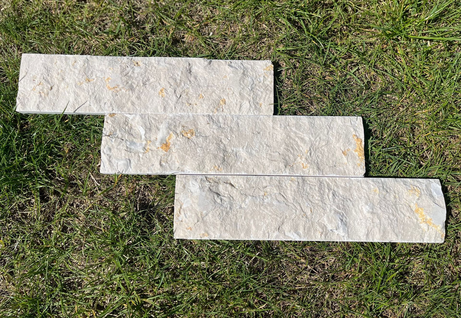 Ein Bild einer Welle mit einem weißen Kreis in der linken Hälfte.