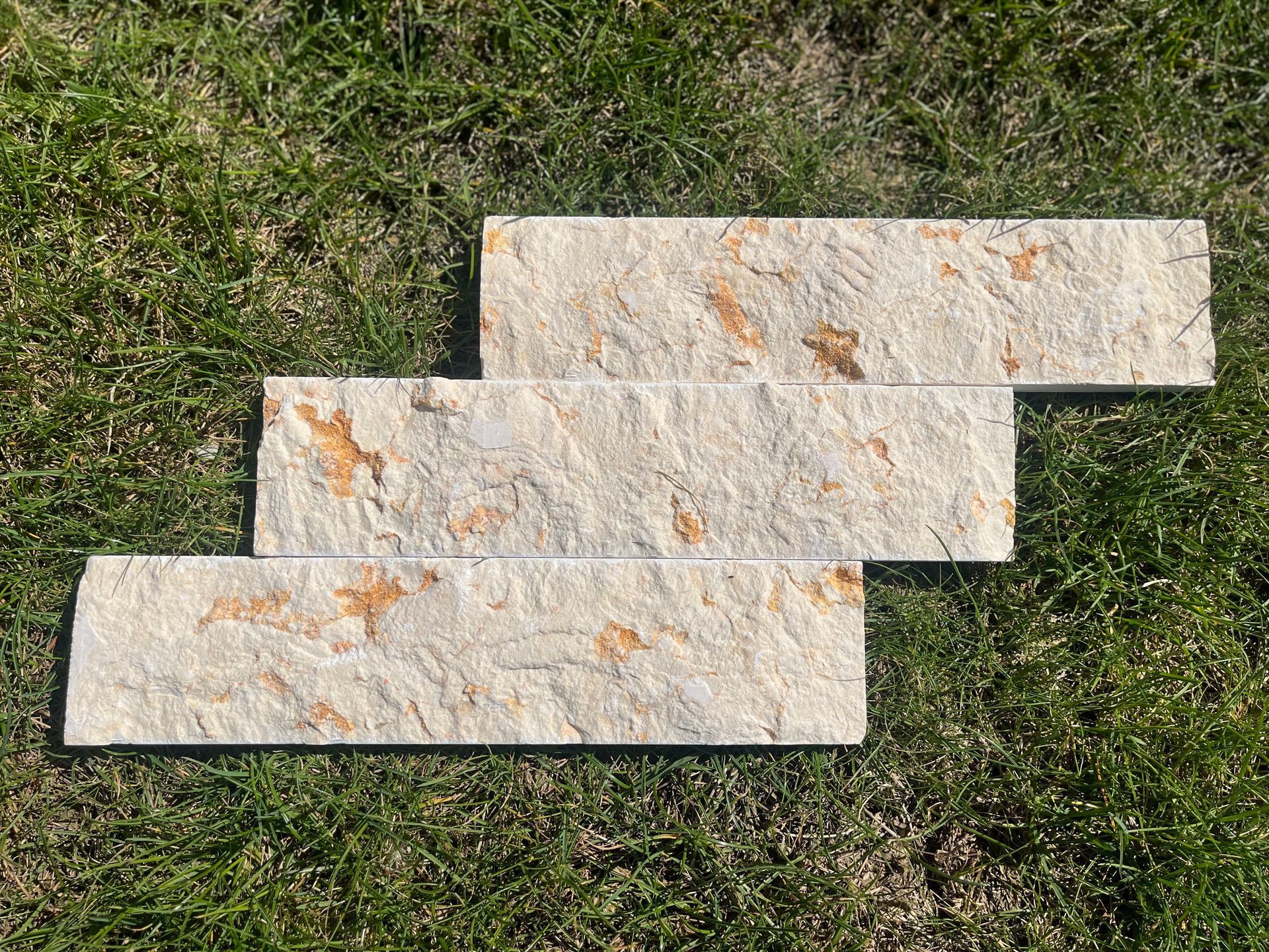 Ein Bild einer Welle mit einem weißen Kreis in der linken Hälfte.