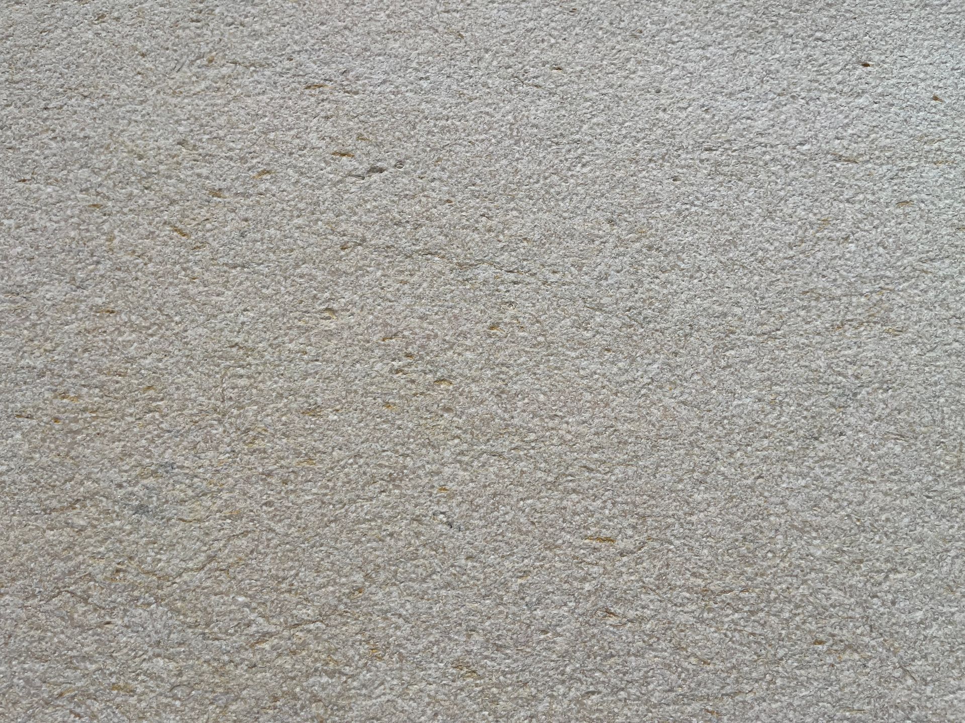 Auf einer grauen Fläche sind drei Marmorstücke übereinander gestapelt.