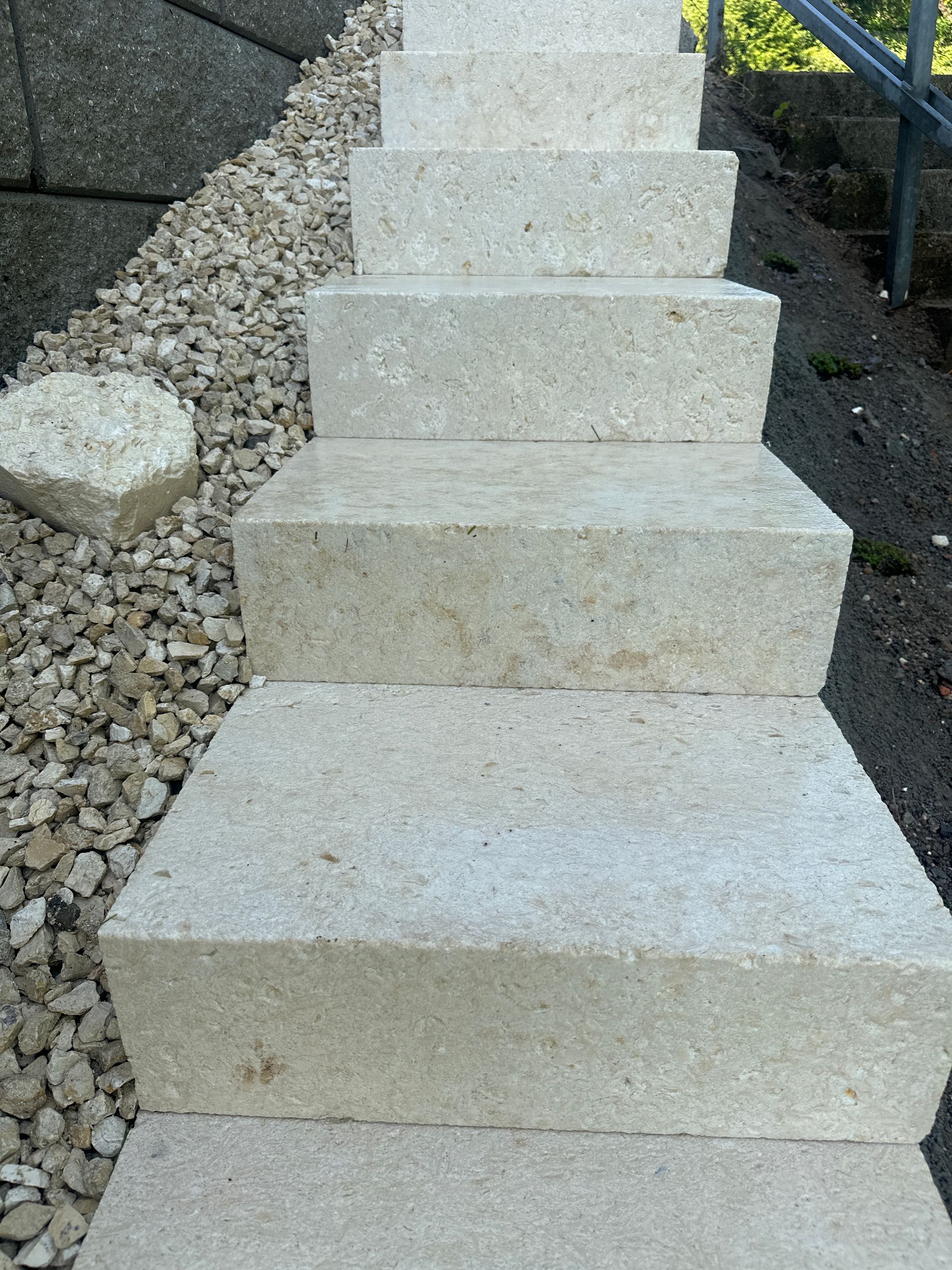 Ein Bild einer Welle mit einem weißen Kreis in der linken Hälfte.