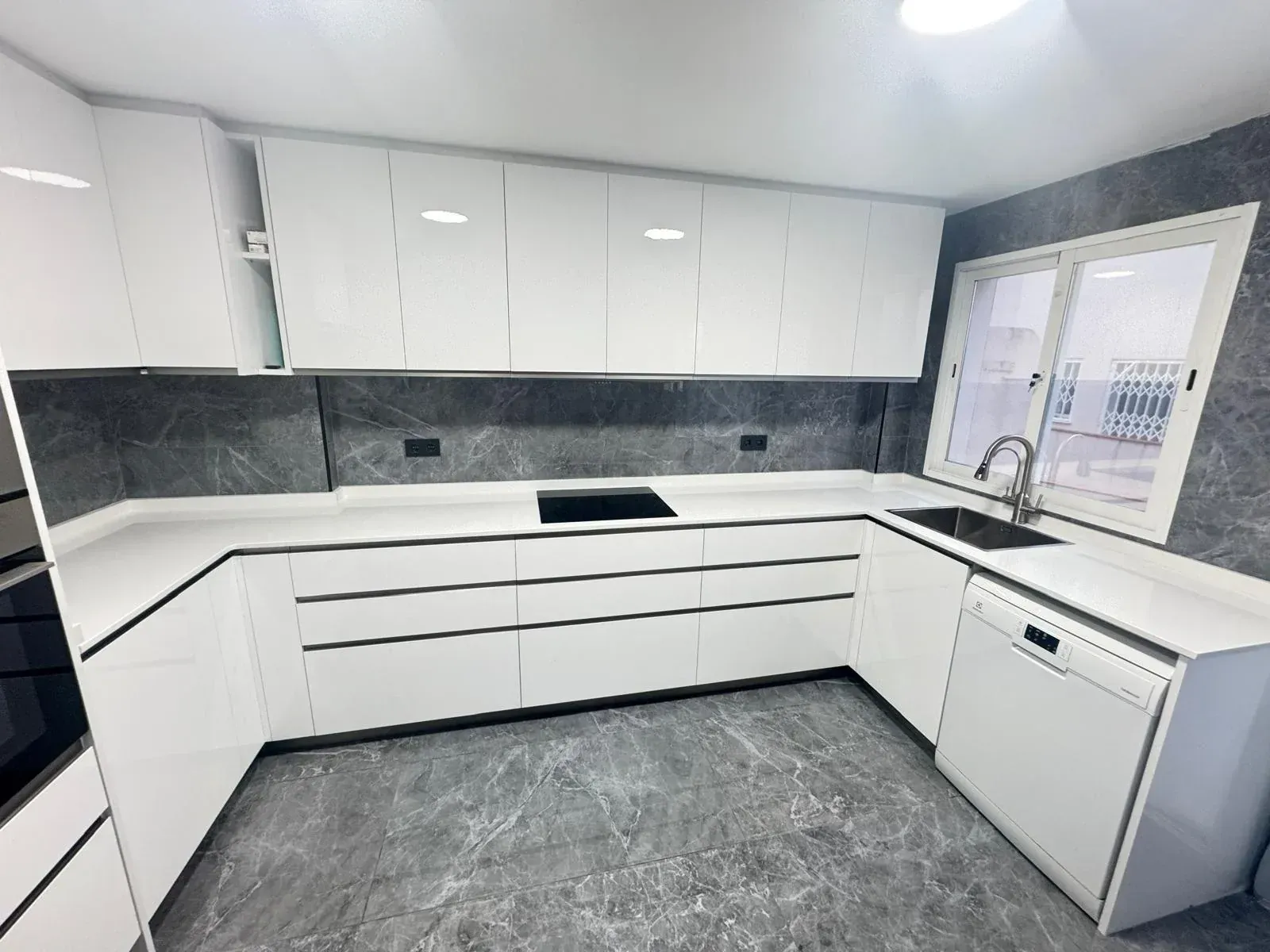 Caja de herramientas llena de varias herramientas, incluido un martillo, una llave inglesa, alicates y una grapadora.