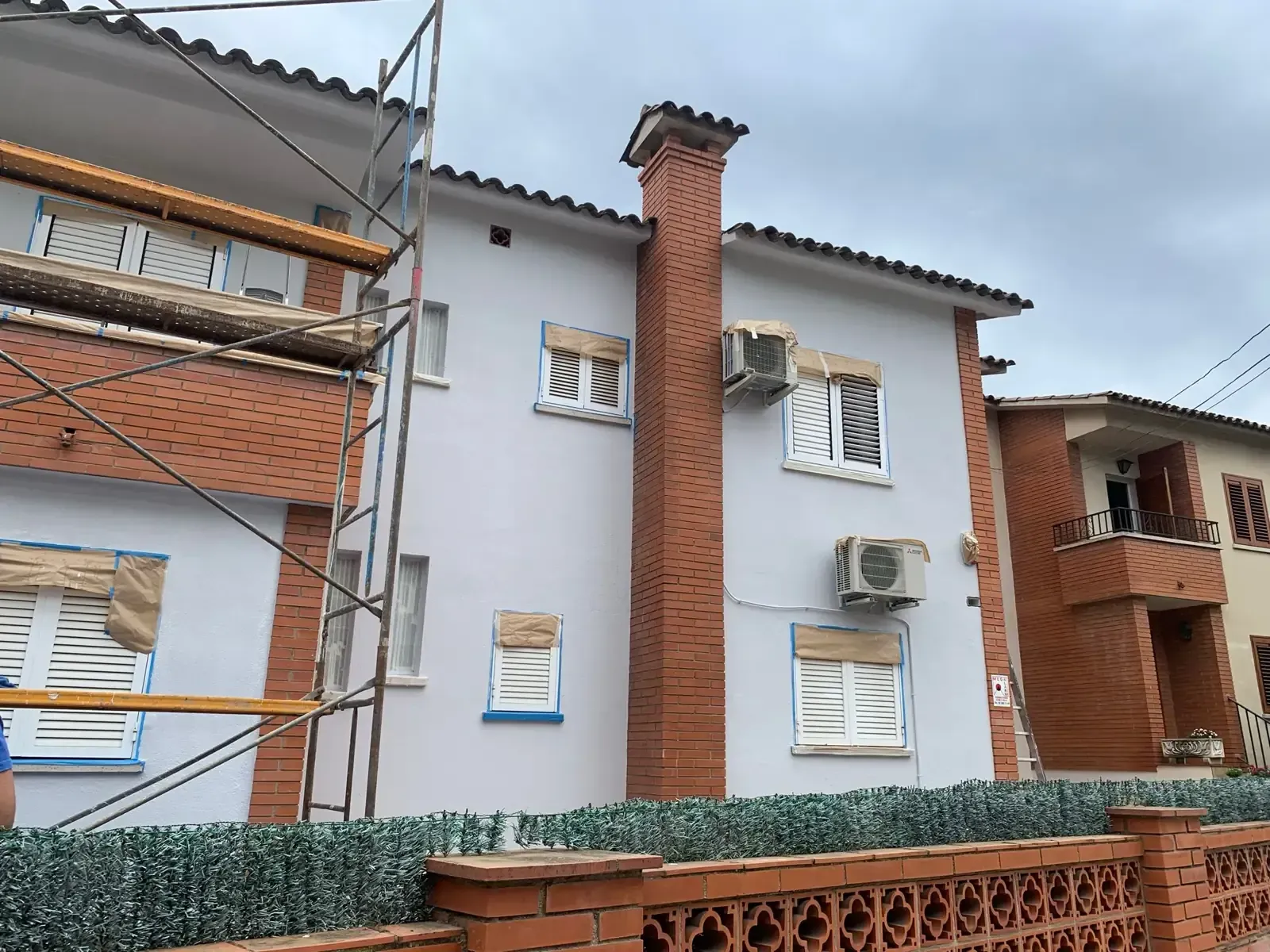 Interior de una habitación en construcción, con paneles de yeso expuestos, herramientas y materiales.