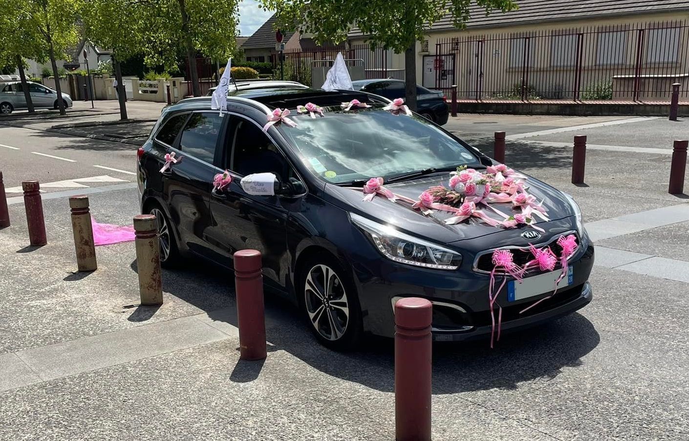 Voiture décorée pour un mariage ou événement rose