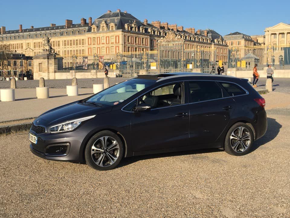 Voiture devant le Château de Versailles
