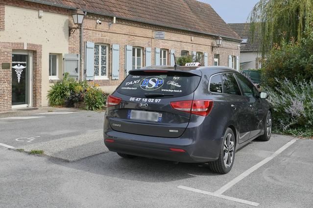 Kia Ceed vue de derrière devant la mairie de Bois-le-Roi