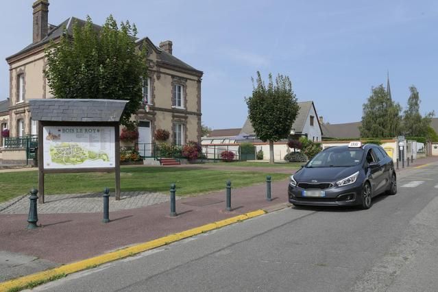 Voiture devant la Mairie de Bois-le-Roi