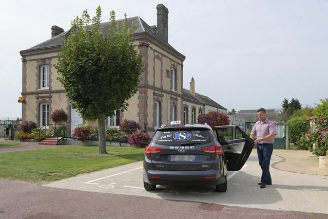 Kia Ceed devant la mairie de Bois-le-Roi
