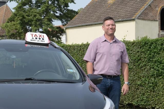 Chauffeur de taxi souriant