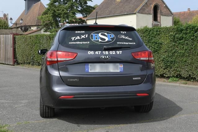 Voiture vue de derrière avec flocage