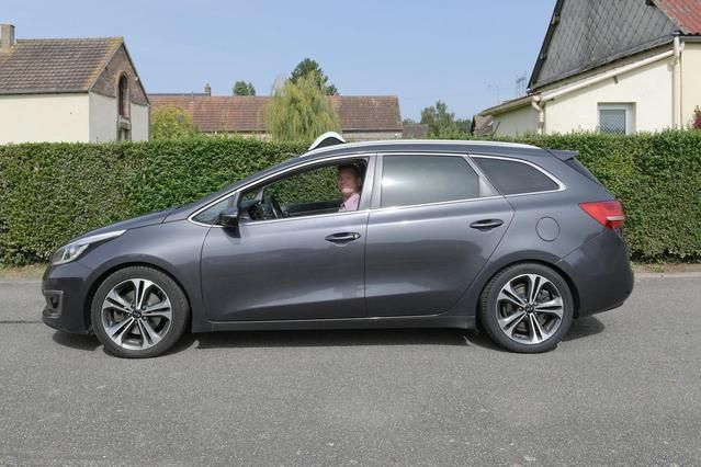 Voiture vue du côté devant buisson