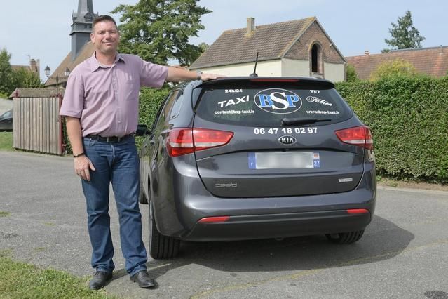 Voiture vue de derrière avec le patron