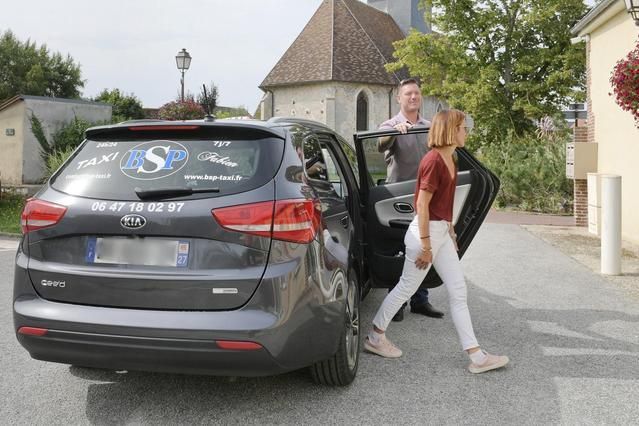 Chauffeur de taxi qui ouvre la porte à une cliente
