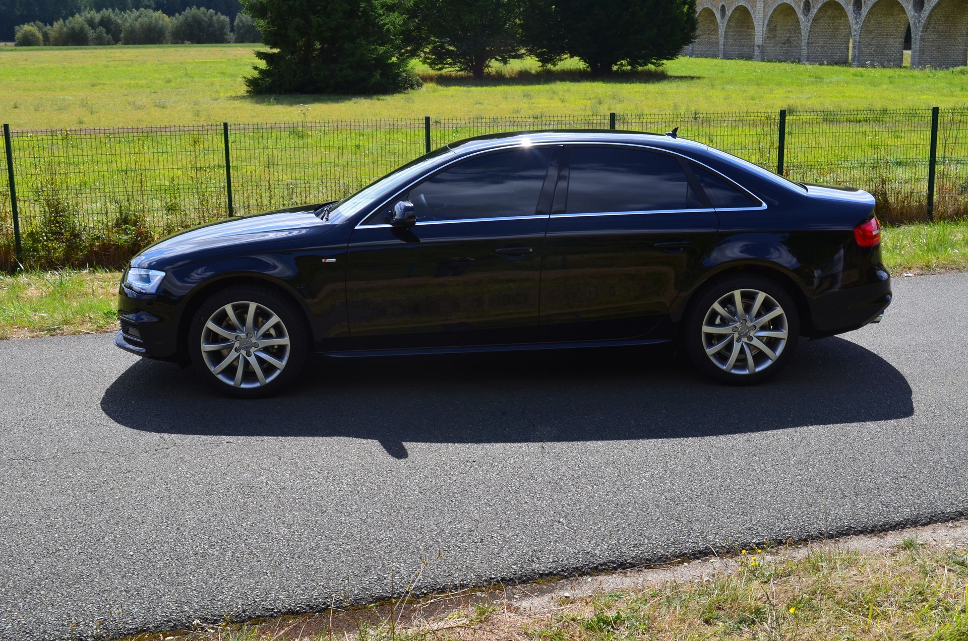 Voiture taxi près d'un champ