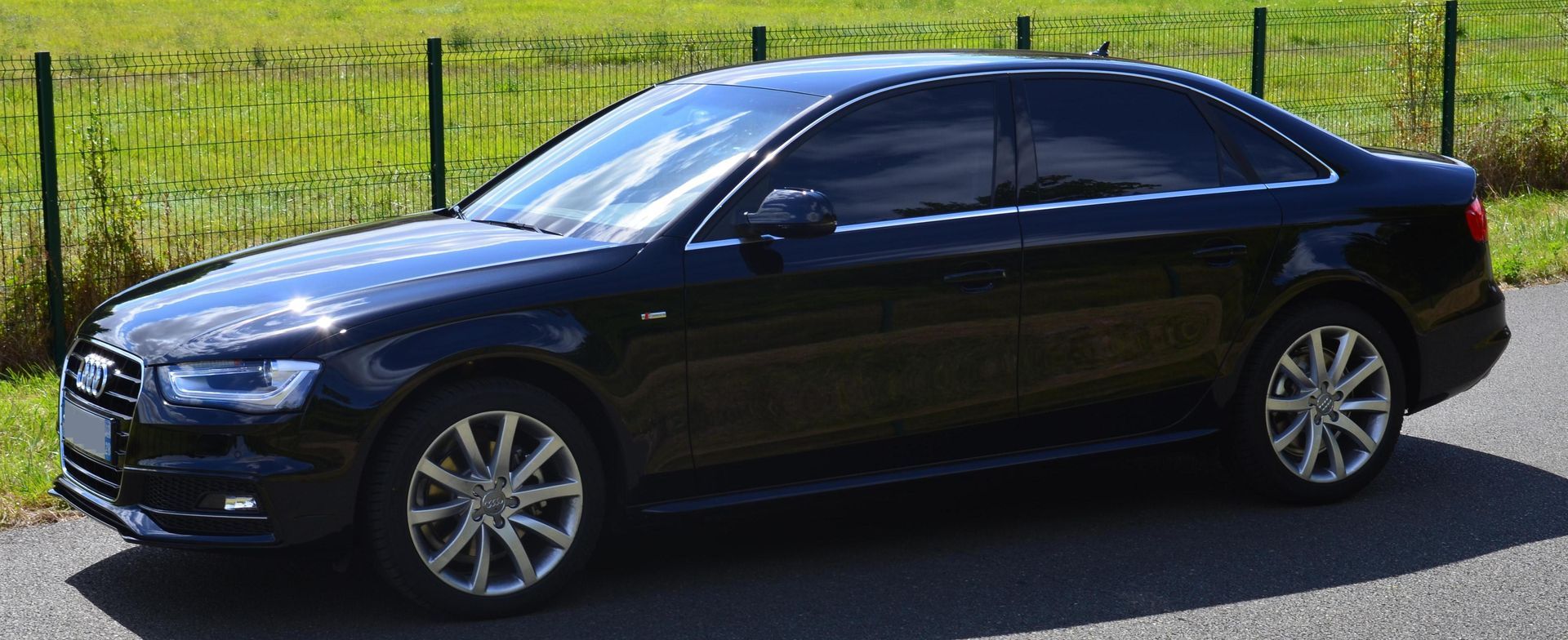 Voiture taxi à côté d'un champ