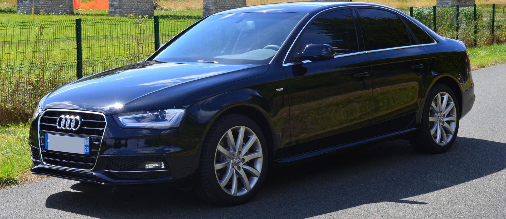 Voiture taxi à côté d'un champ vue de devant 
