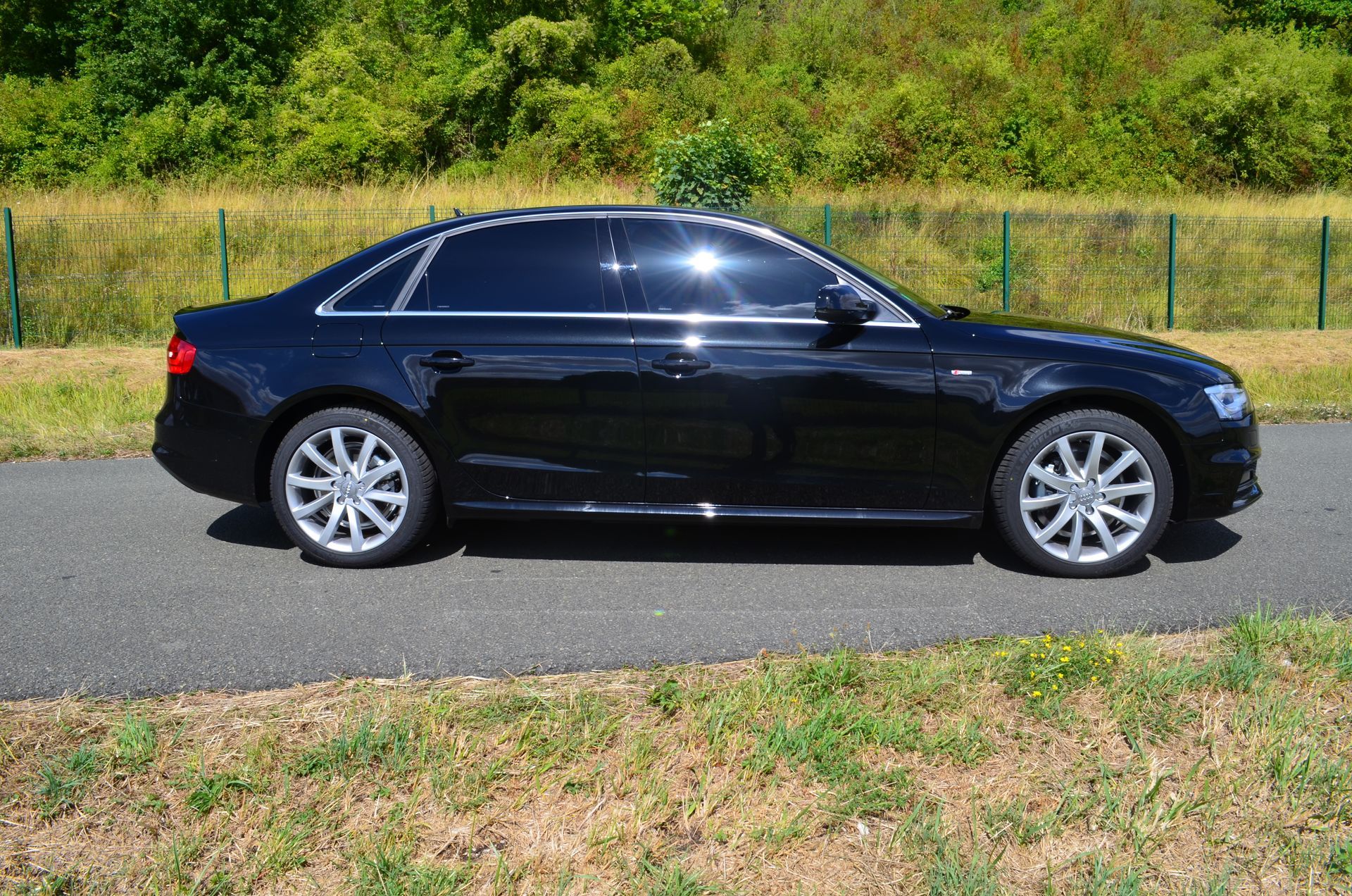 Voiture taxi à côté d'un champ vu de côté gauche