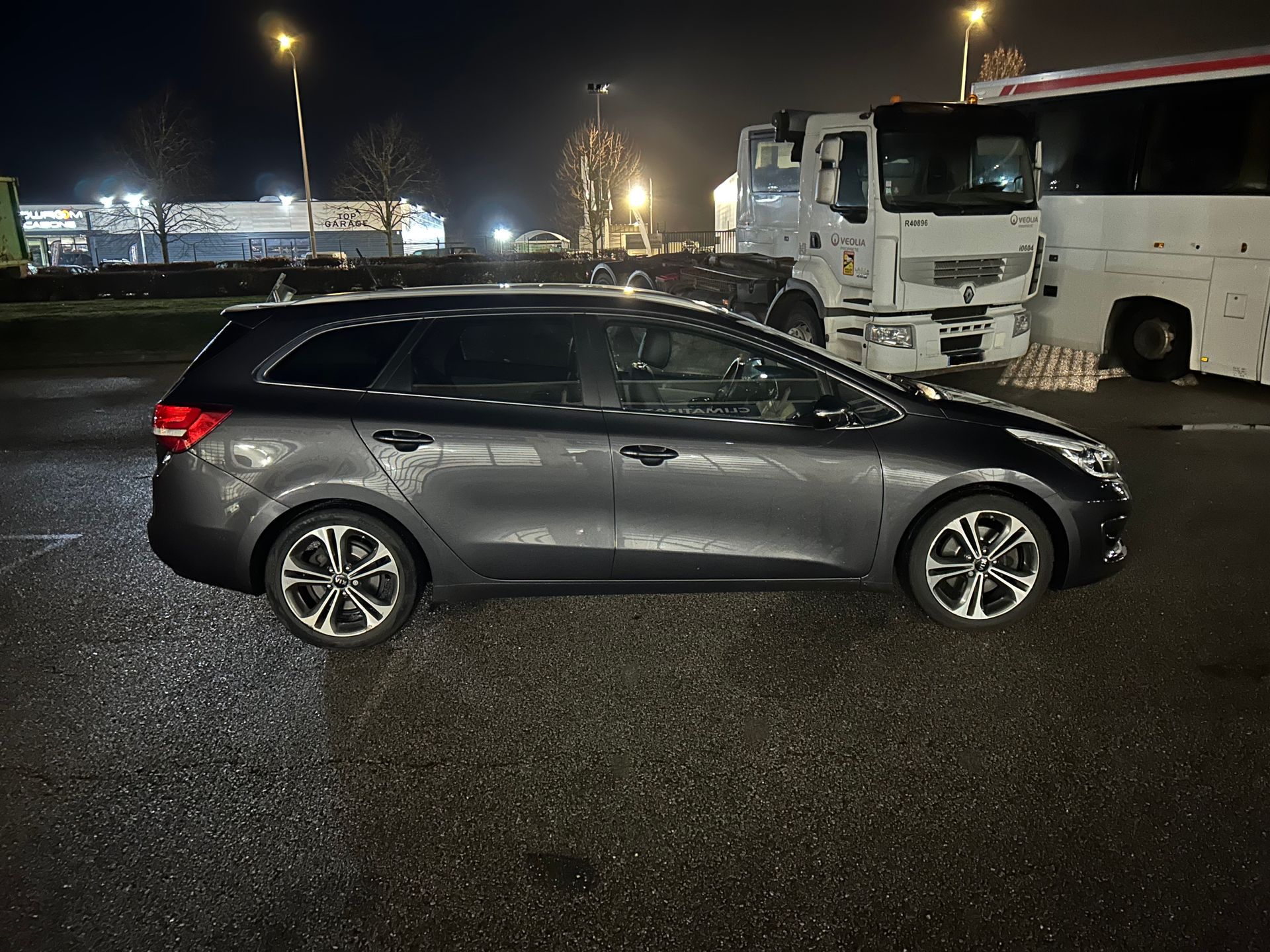 Voiture taxi vue de droite de nuit