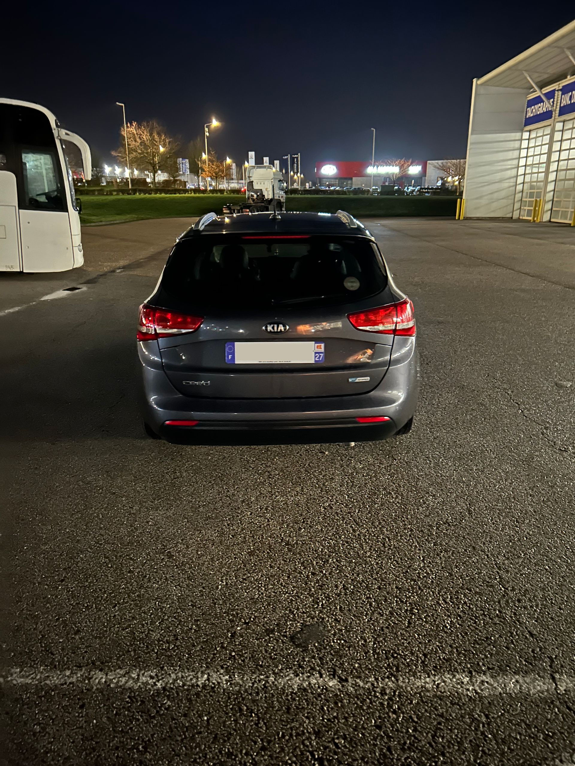 Voiture Kia Ceed vue de derrière