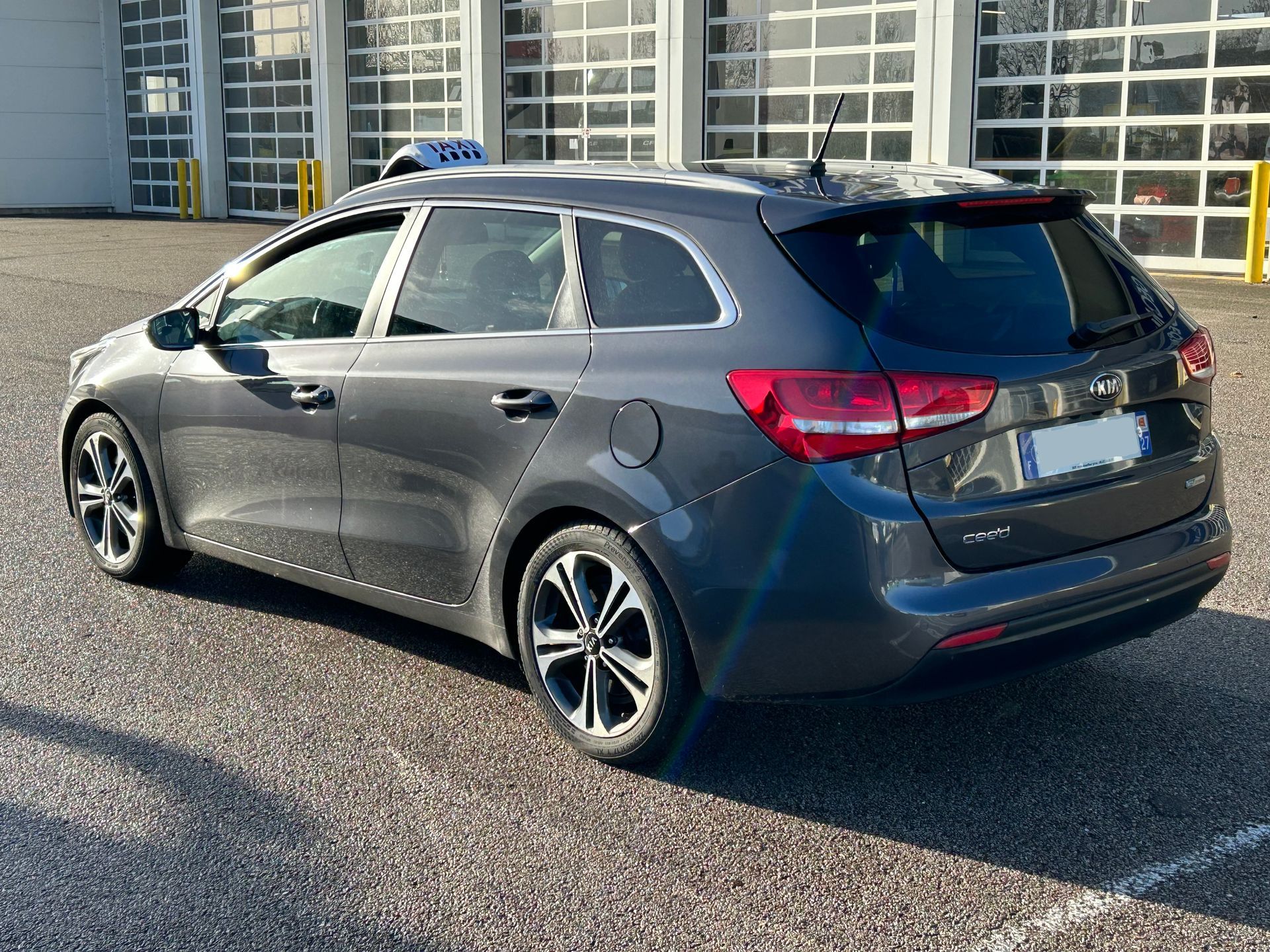 Voiture Ceed taxi vue sur le côté