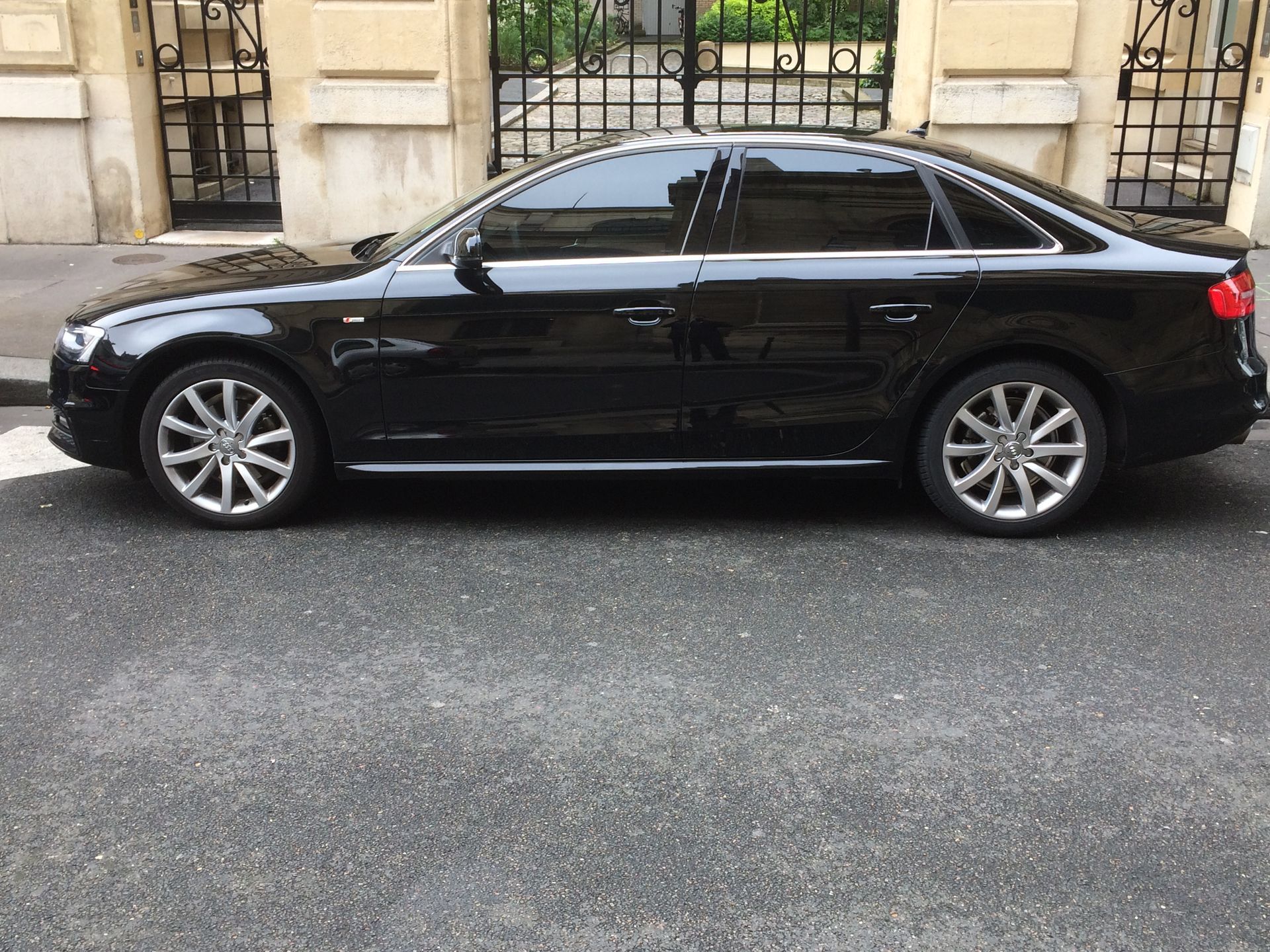Voiture dans les rues de Paris
