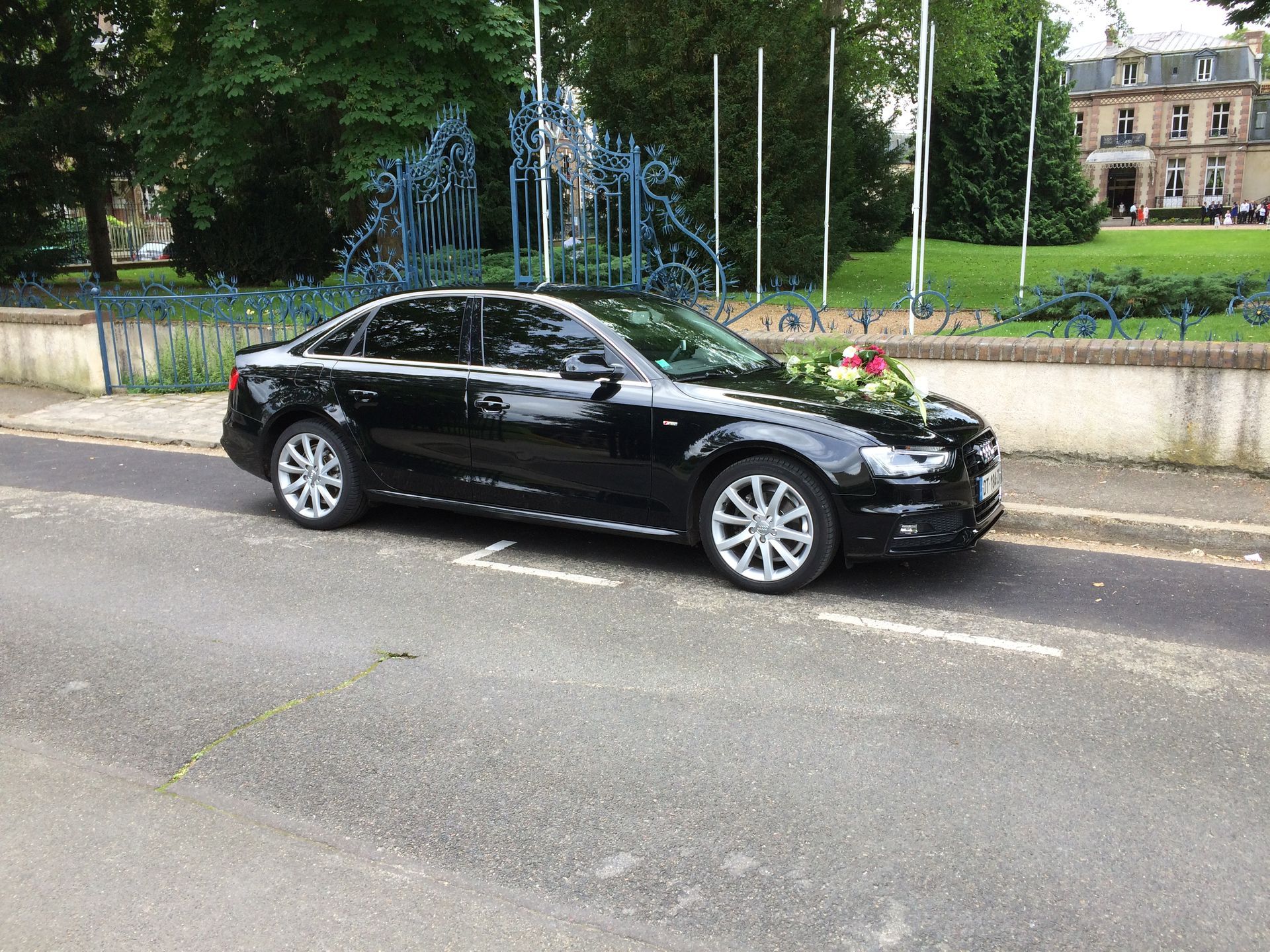 Voiture devant une fontaine décorée pour un mariage ou événements