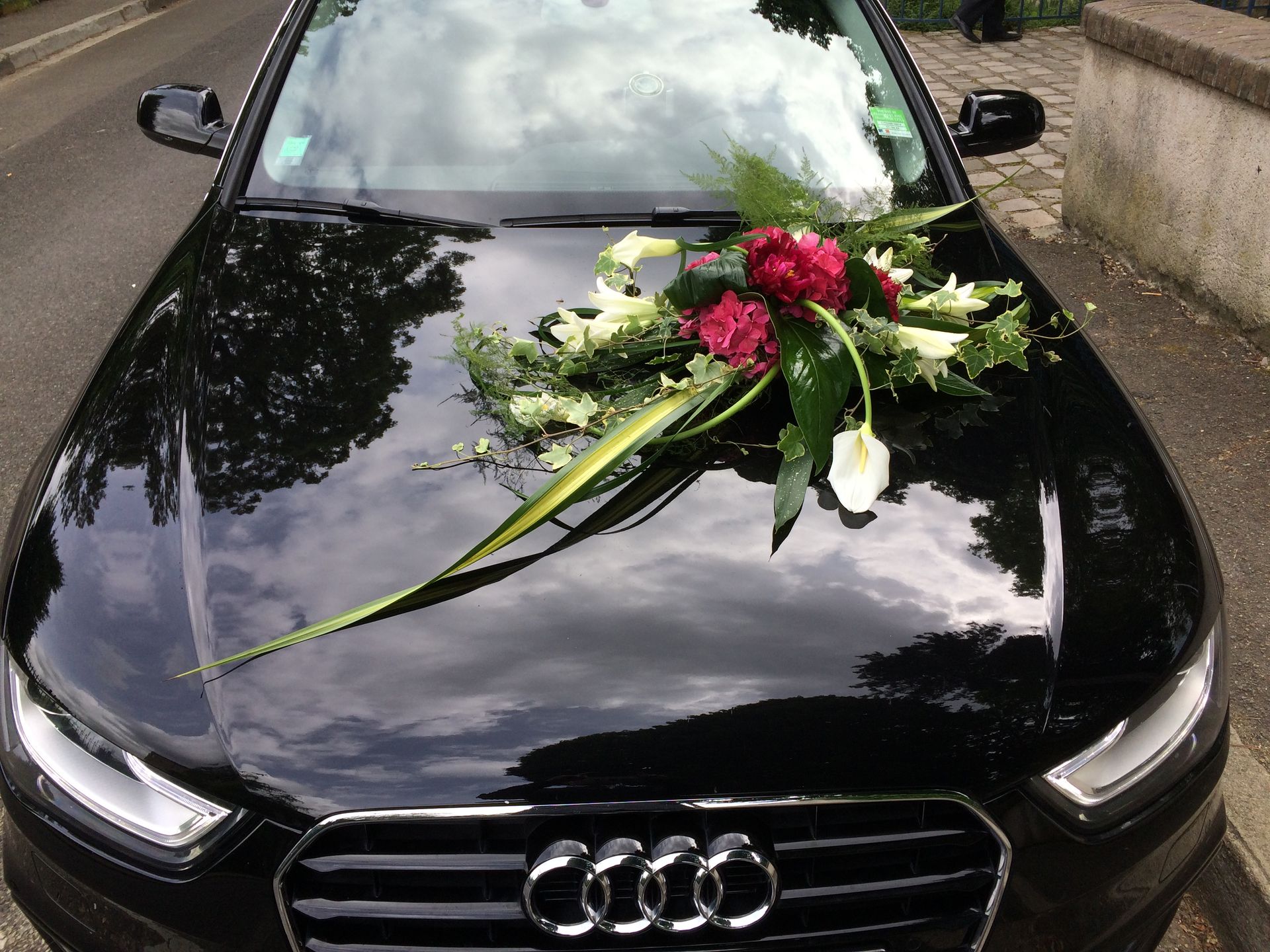 Voiture décorée avec des fleurs pour un mariage