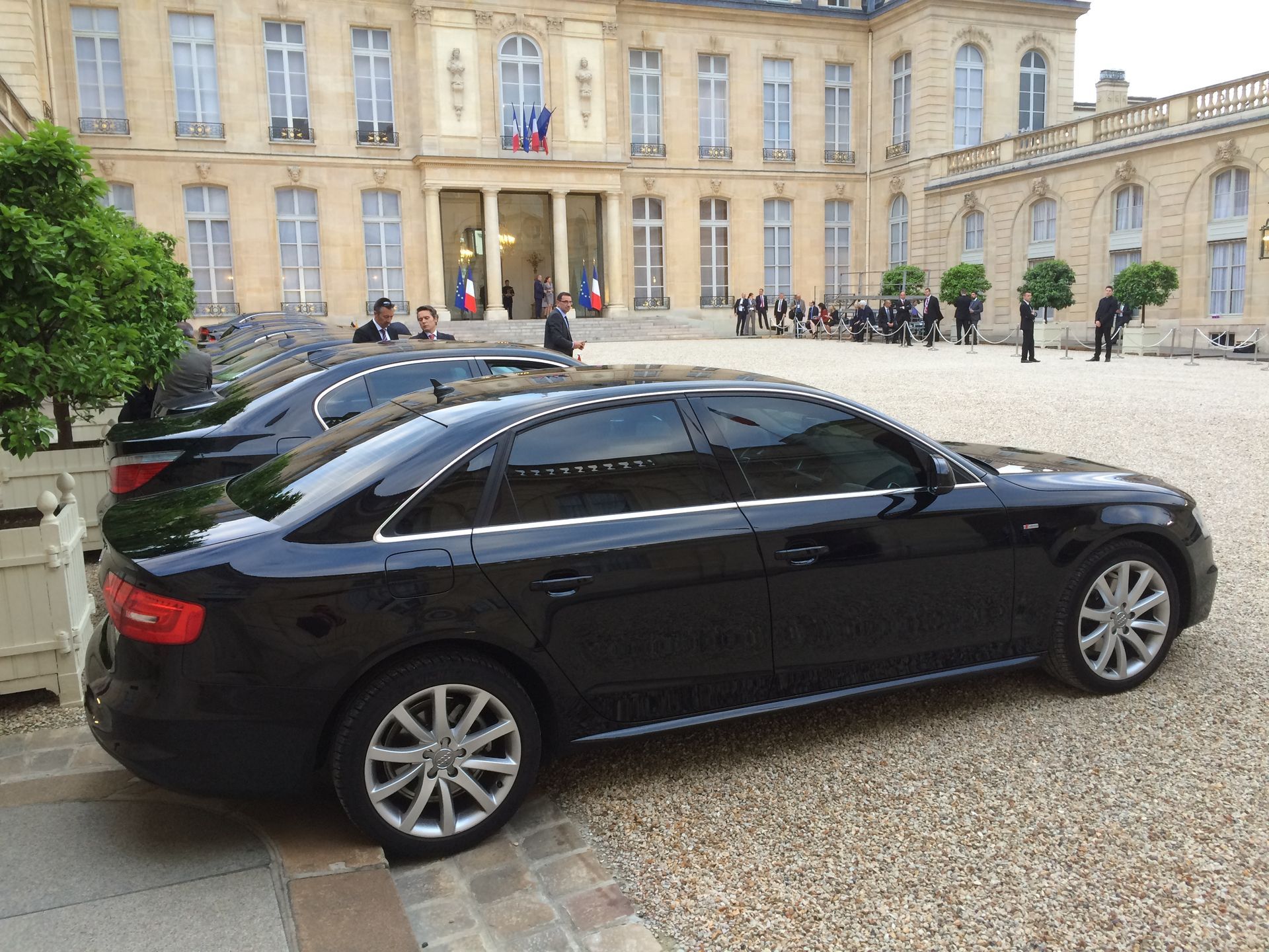 Véhicule de la société devant l'Élysée