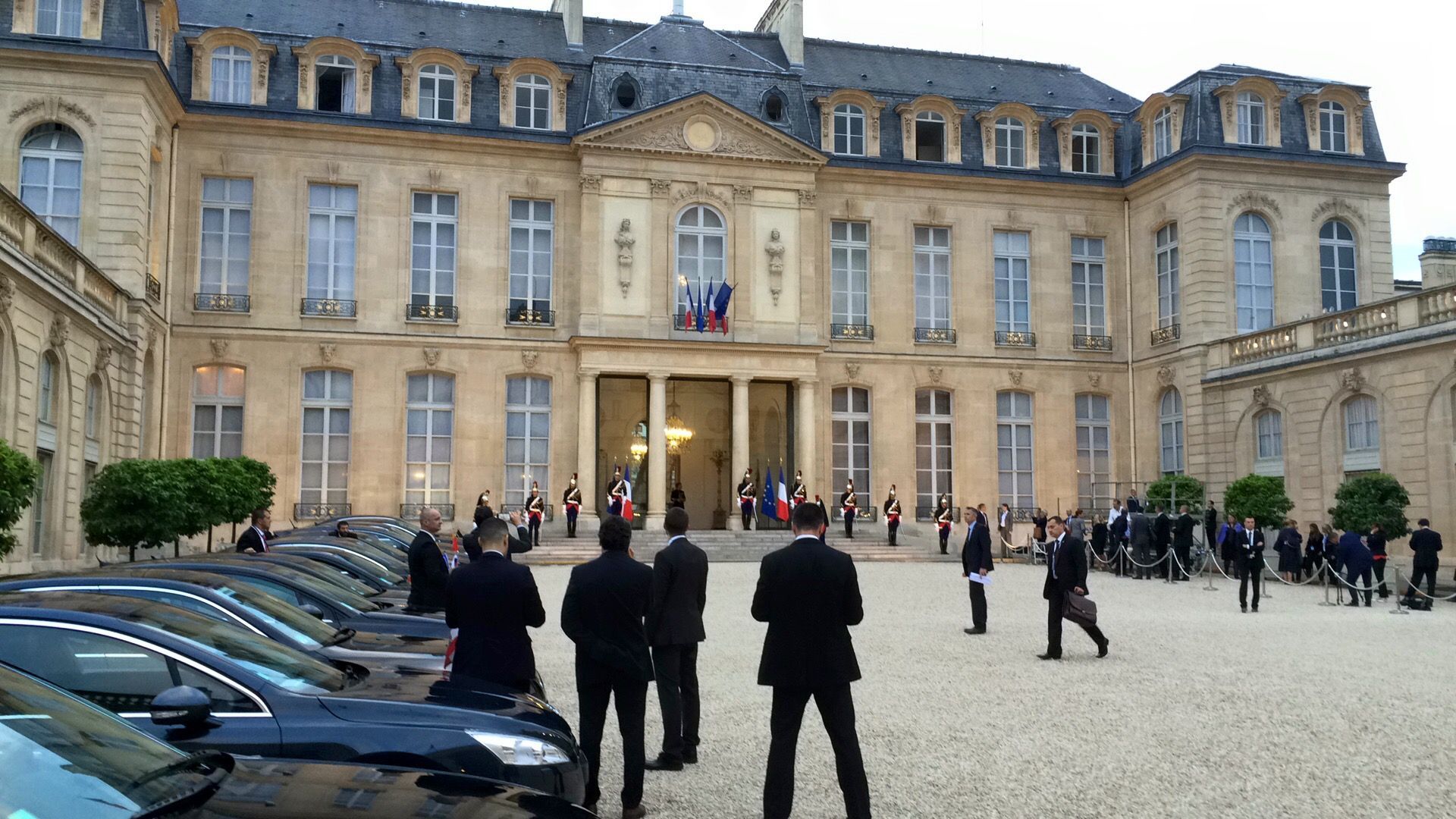 Hommes politiques dans la cour de l'Élysée
