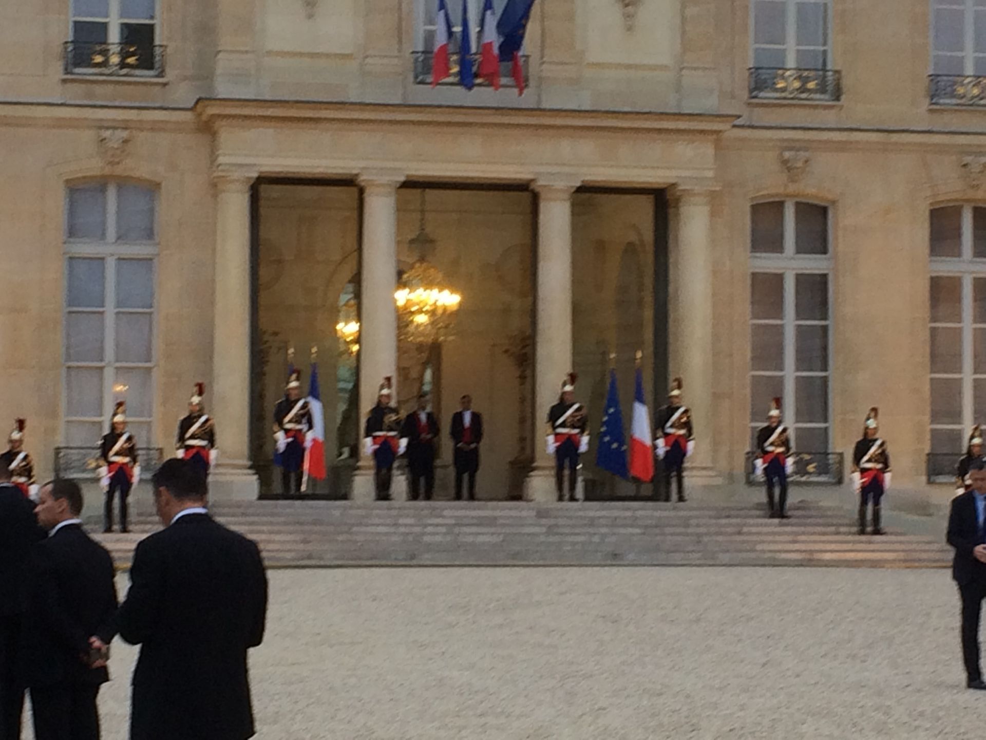 Hommes devant l'Élysée
