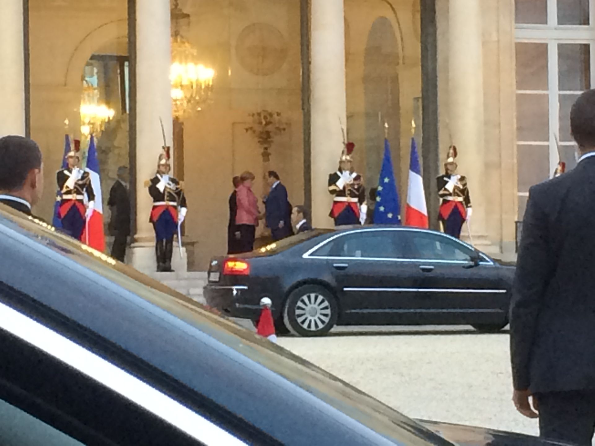 Véhicule de l'entreprise devant l'Élysée