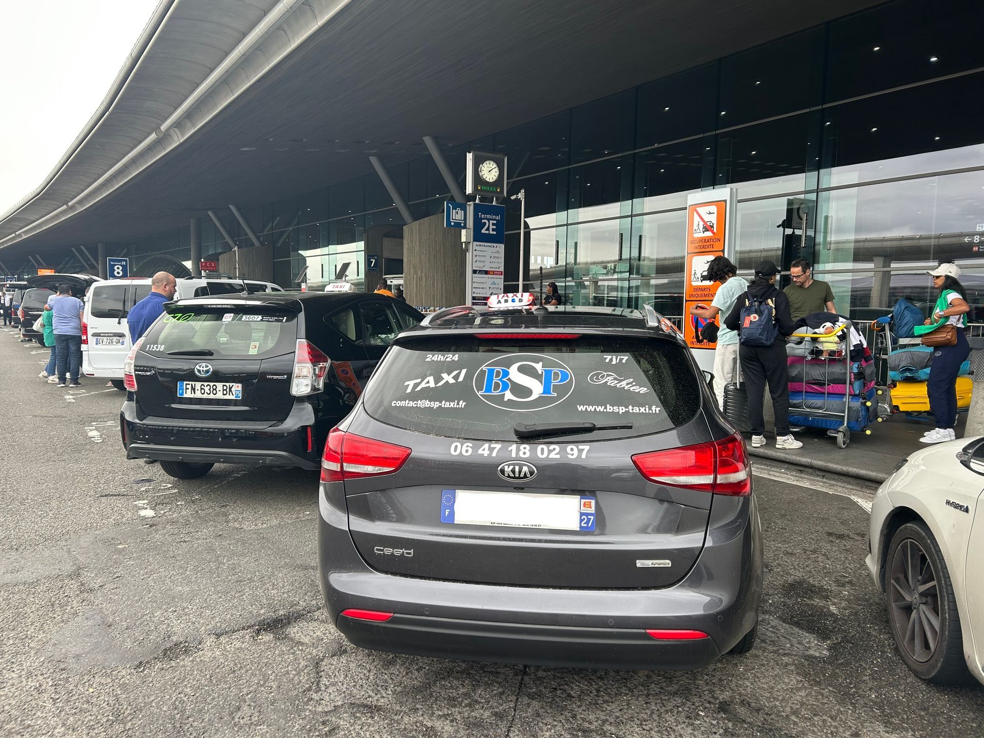 Voiture taxi devant un aéroport