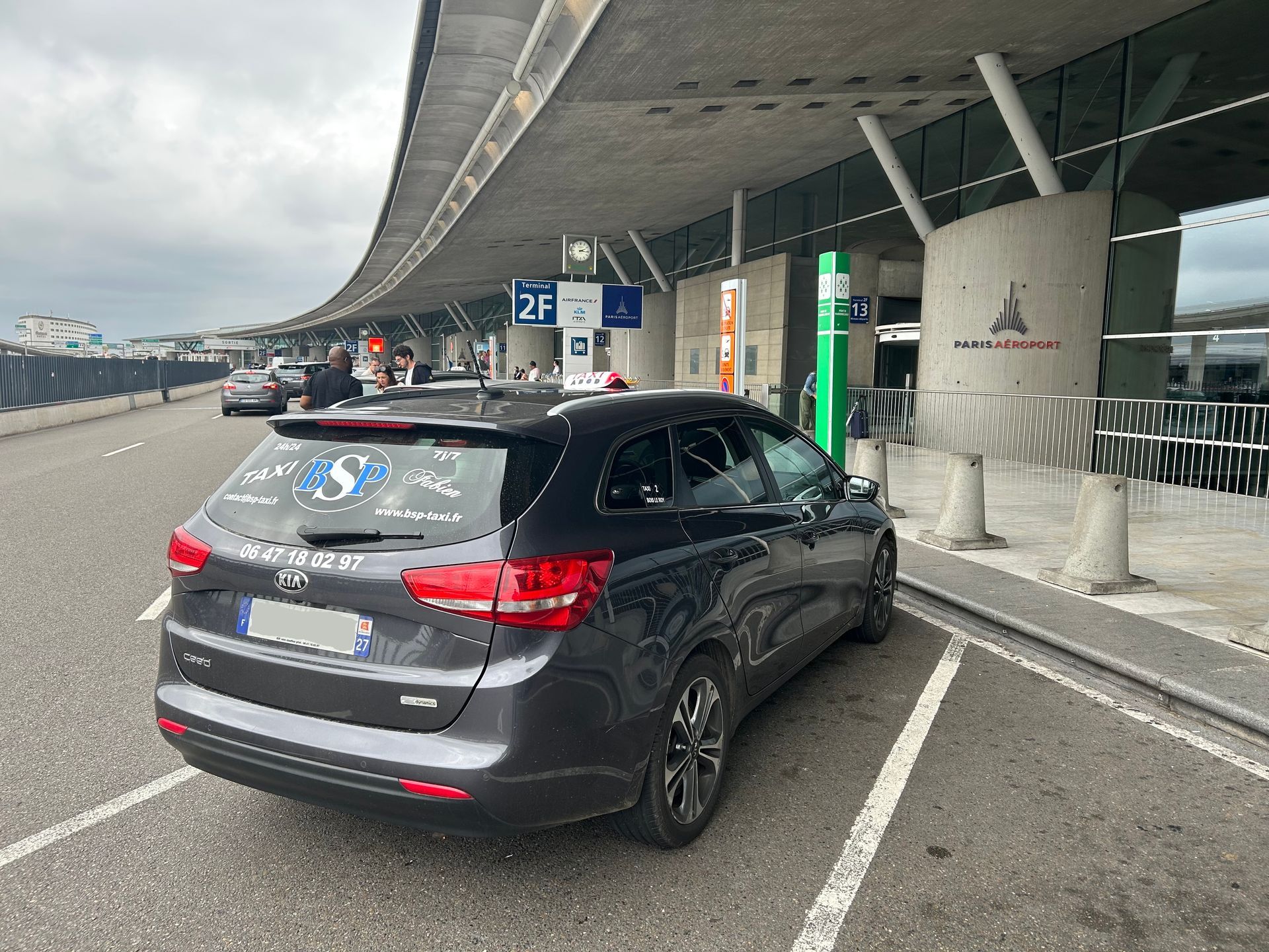 Voiture de la société de taxi devant un aéroport