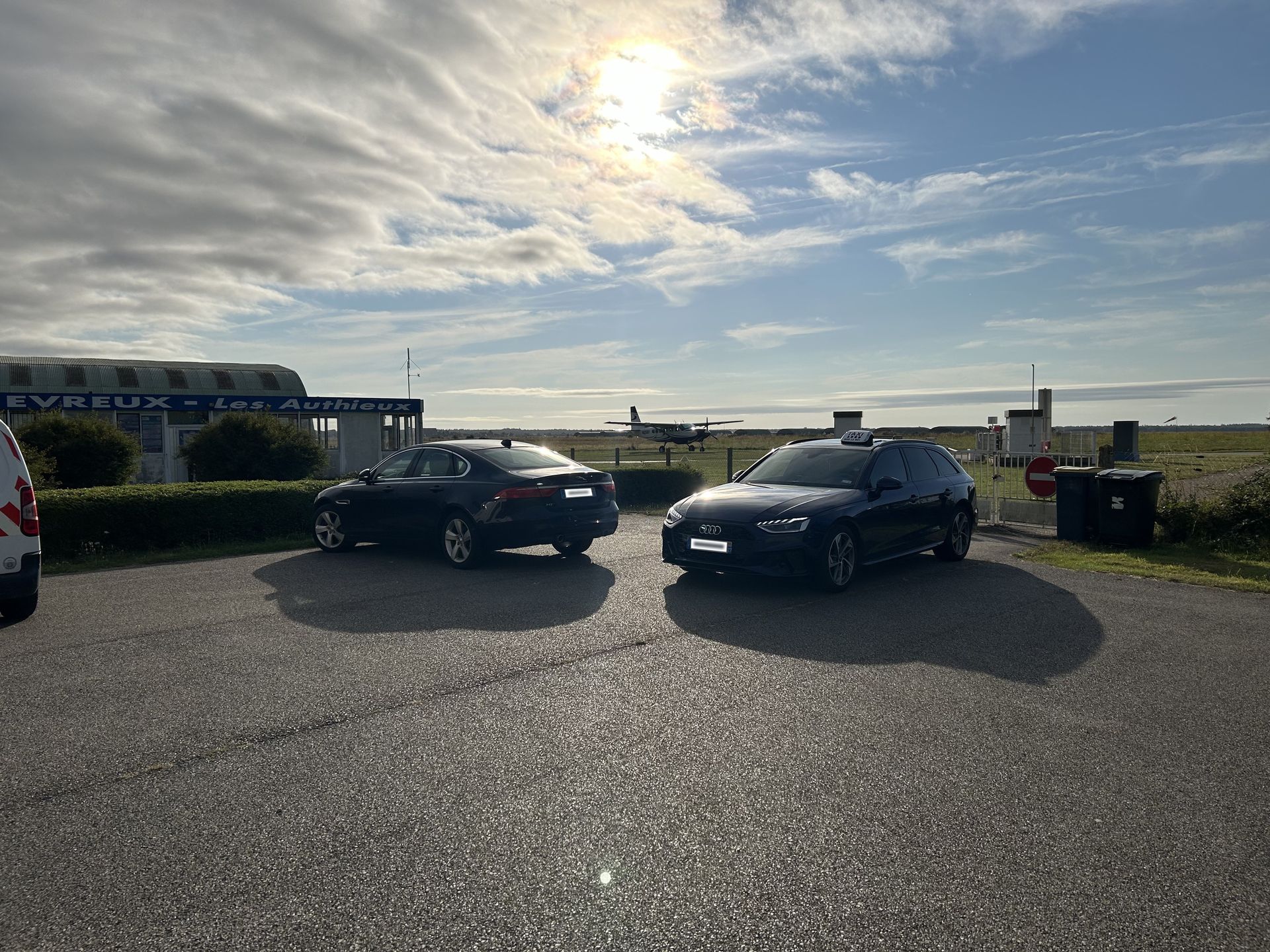 Voitures devant l'aérodrome d'Évreux