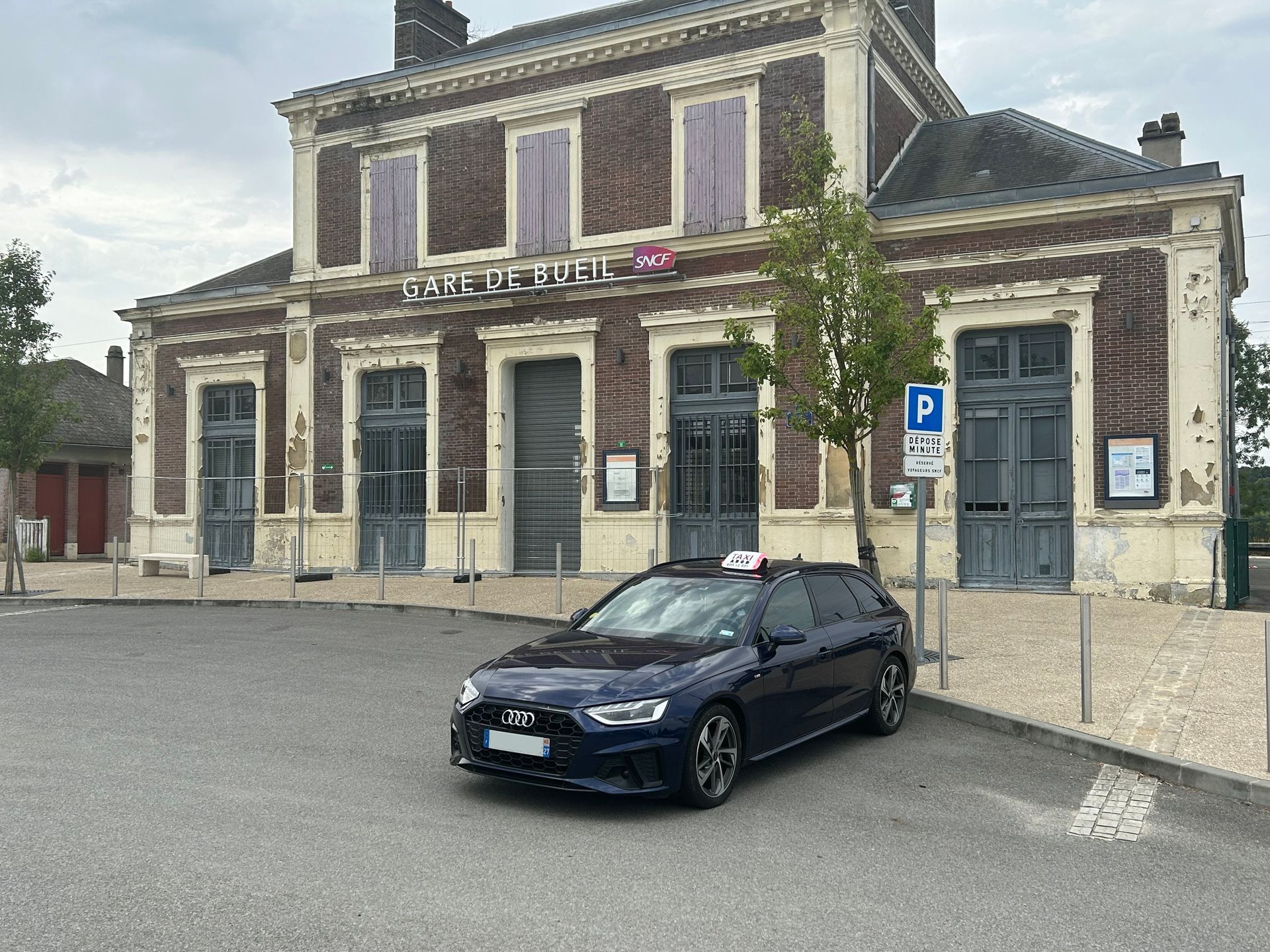 Véhicule devant la Gare SNCF de Bueil