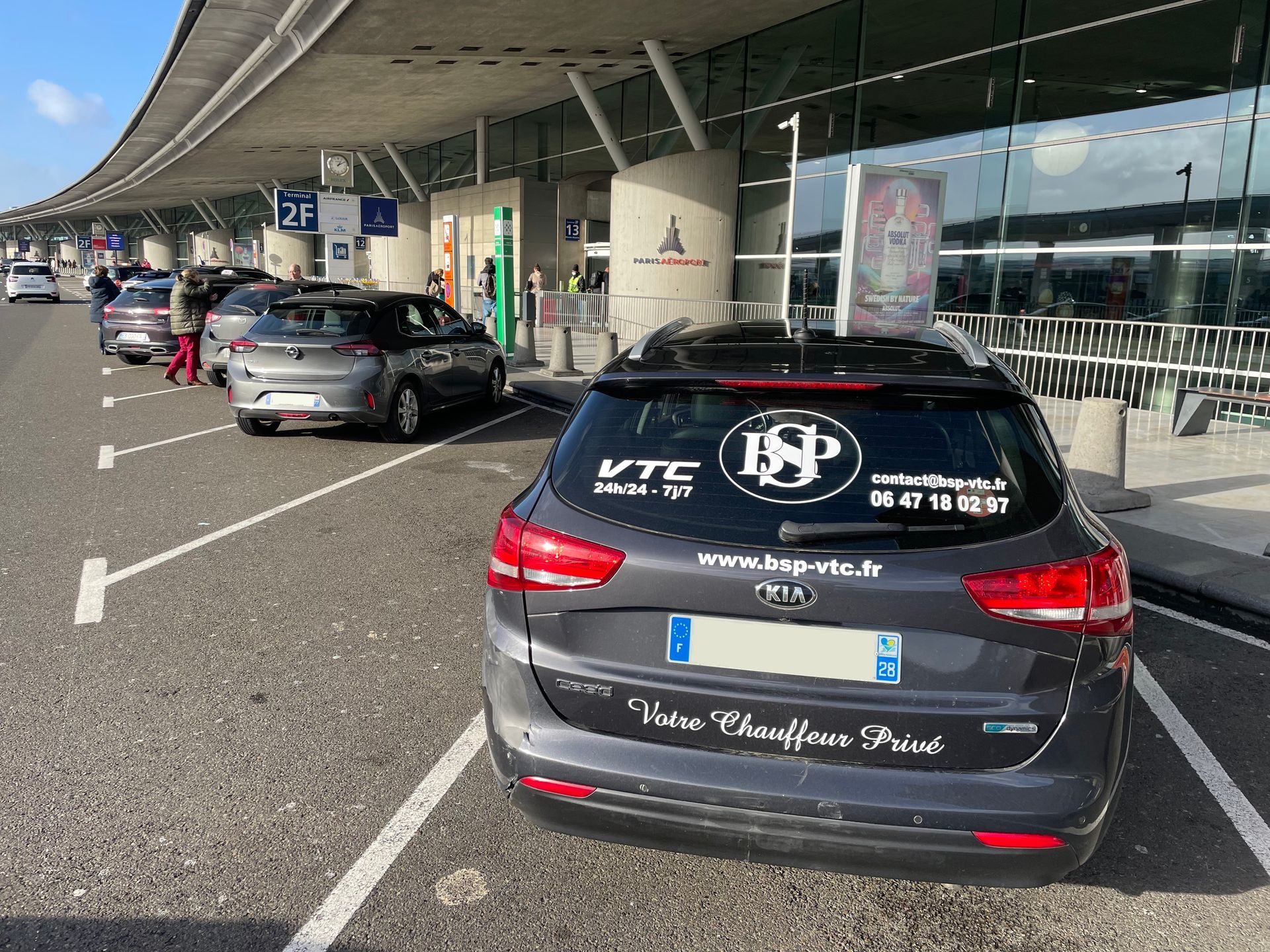 Voiture devant l'aéroport de Paris-Charles-de-Gaulle, terminal 2F