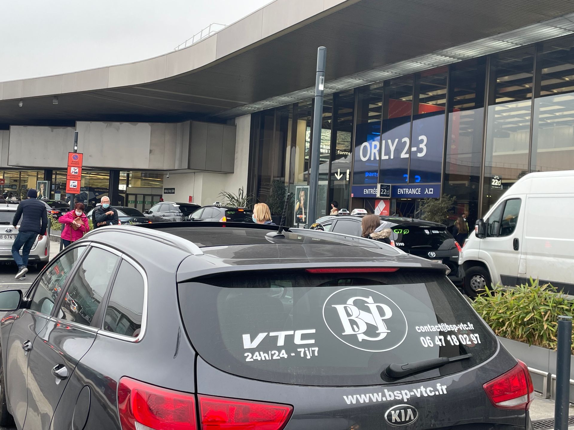 Voiture de l'entreprise devant l'aéroport Orly