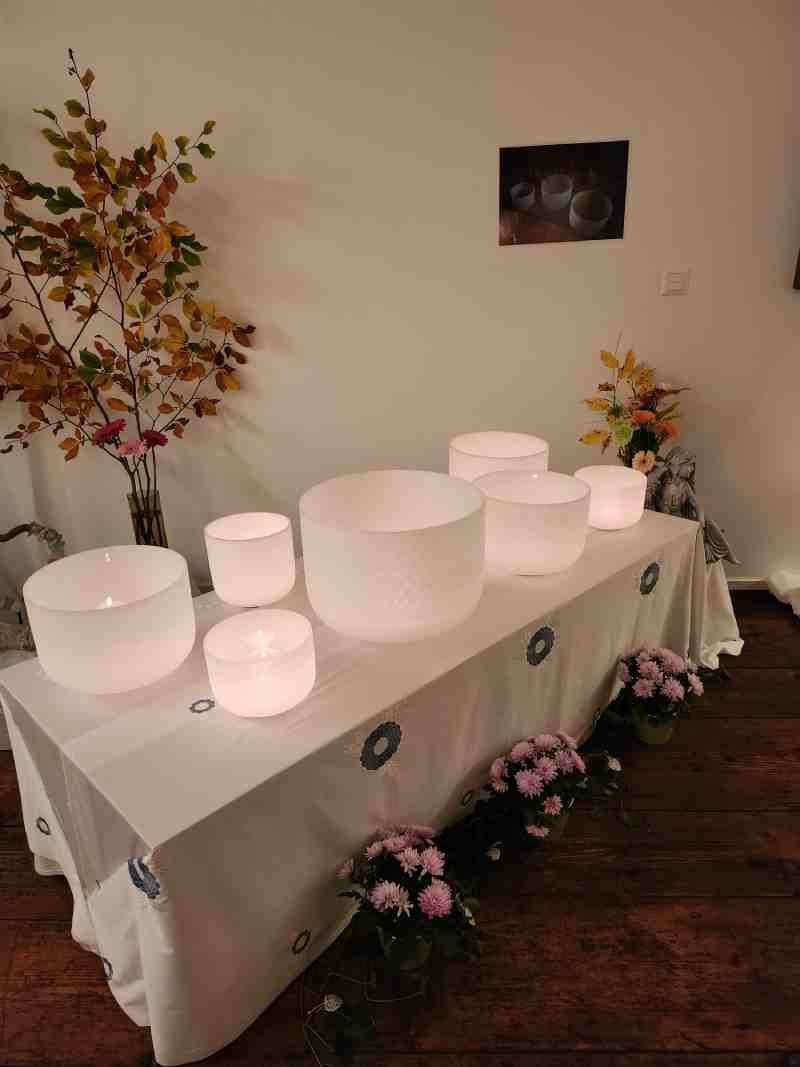 Ein Tisch mit Kerzen und Blumen darauf in einem Raum.