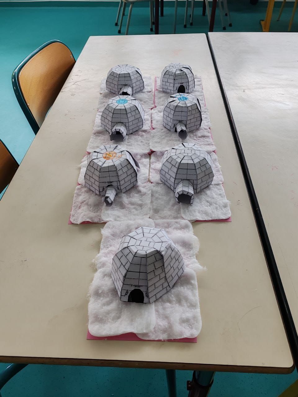 Plusieurs igloos en 3d faits avec des feuilles en papier