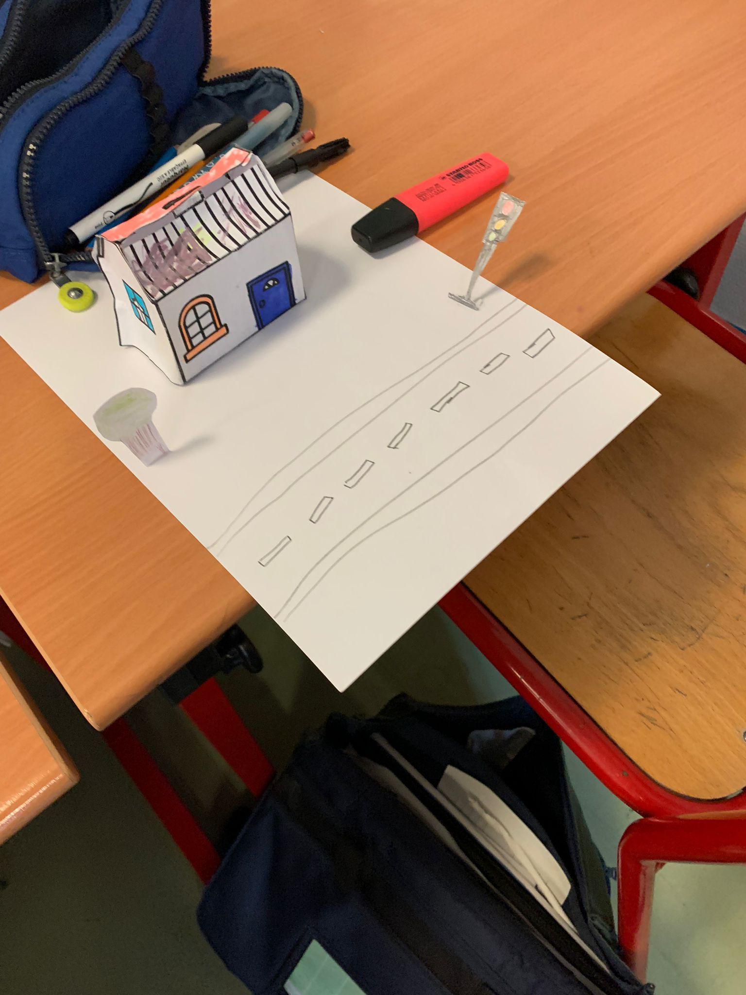 Dessin d'une route avec une maison 3d sur une feuille A4