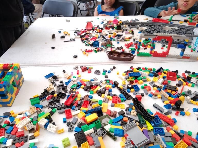 Pièces de Lego colorées sur une table